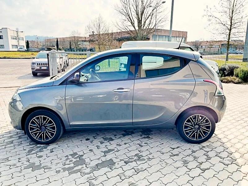 Lancia Ypsilon 1.0 FireFly 5 porte S&S Hybrid Ecochic Silver