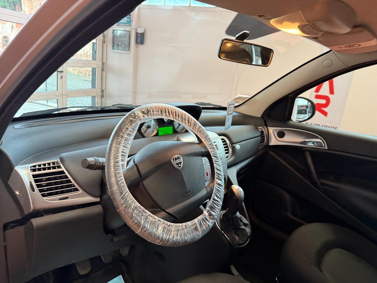 Lancia Ypsilon 1.3 MJT 75 CV Unyca