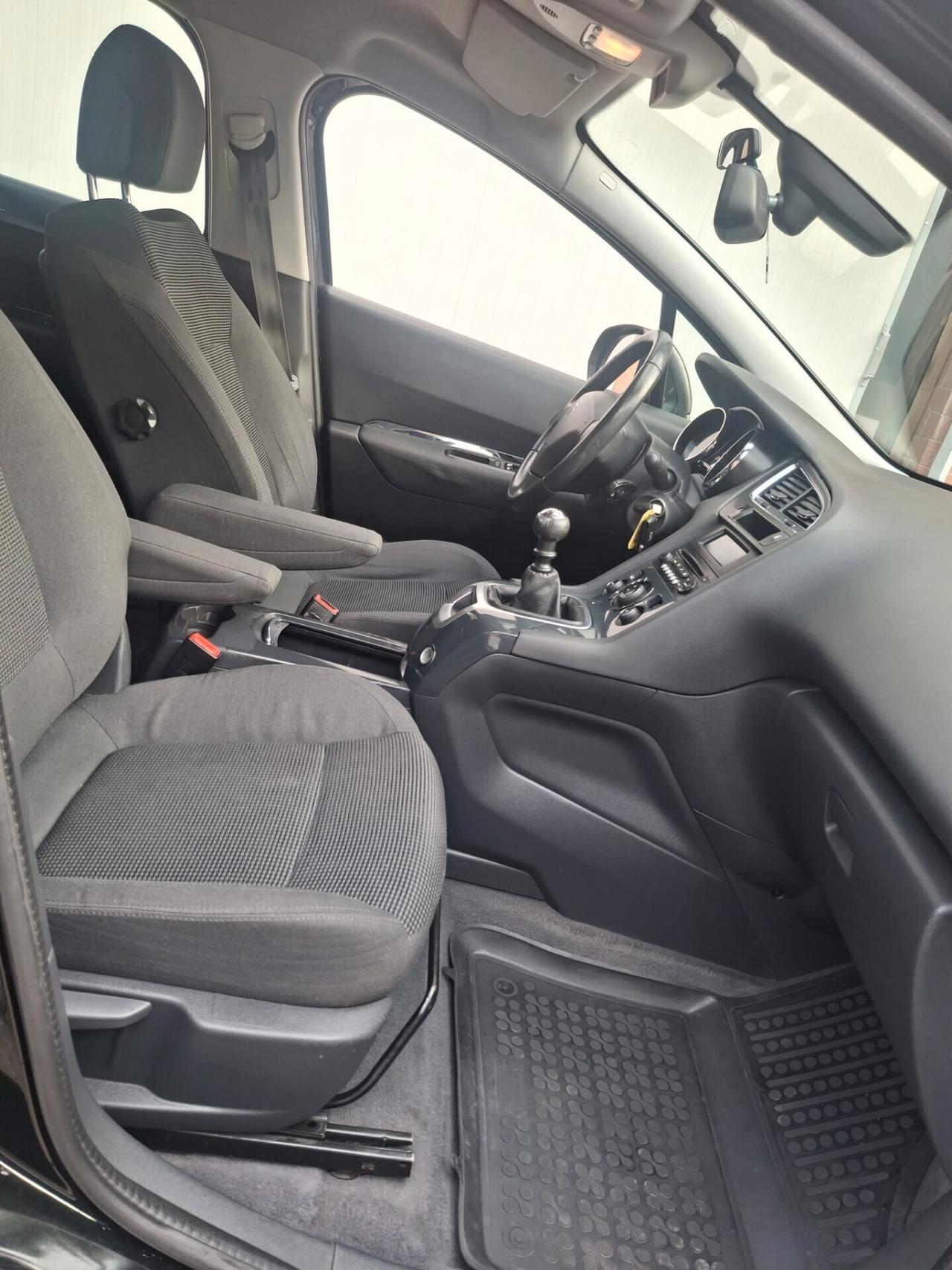 Peugeot 5008 1.6 HDi 115CV Allure 7 POSTI