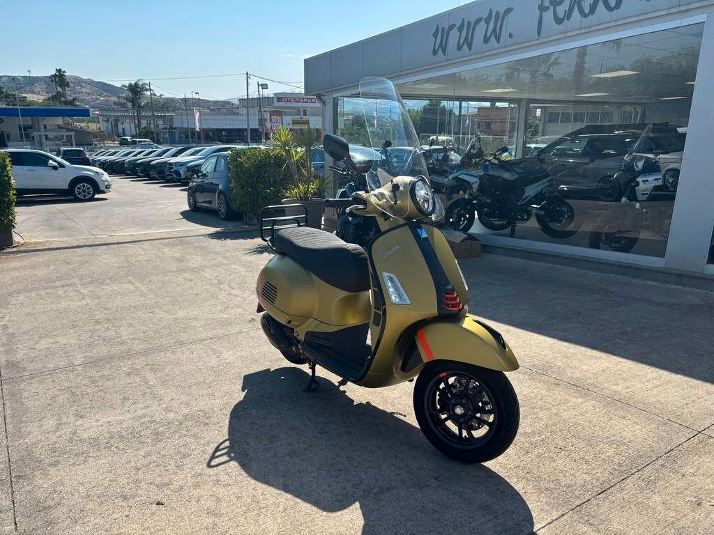 Piaggio Vespa 300 GTS Super 2019 / KM 4.000 Tua a solo 45 Euro al mese