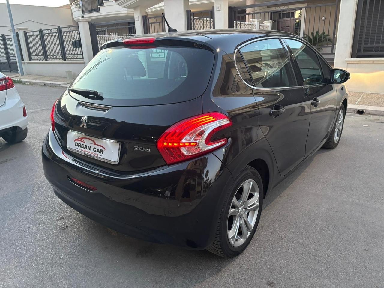 Peugeot 208 1.4 HDi 68 CV 5 porte Allure