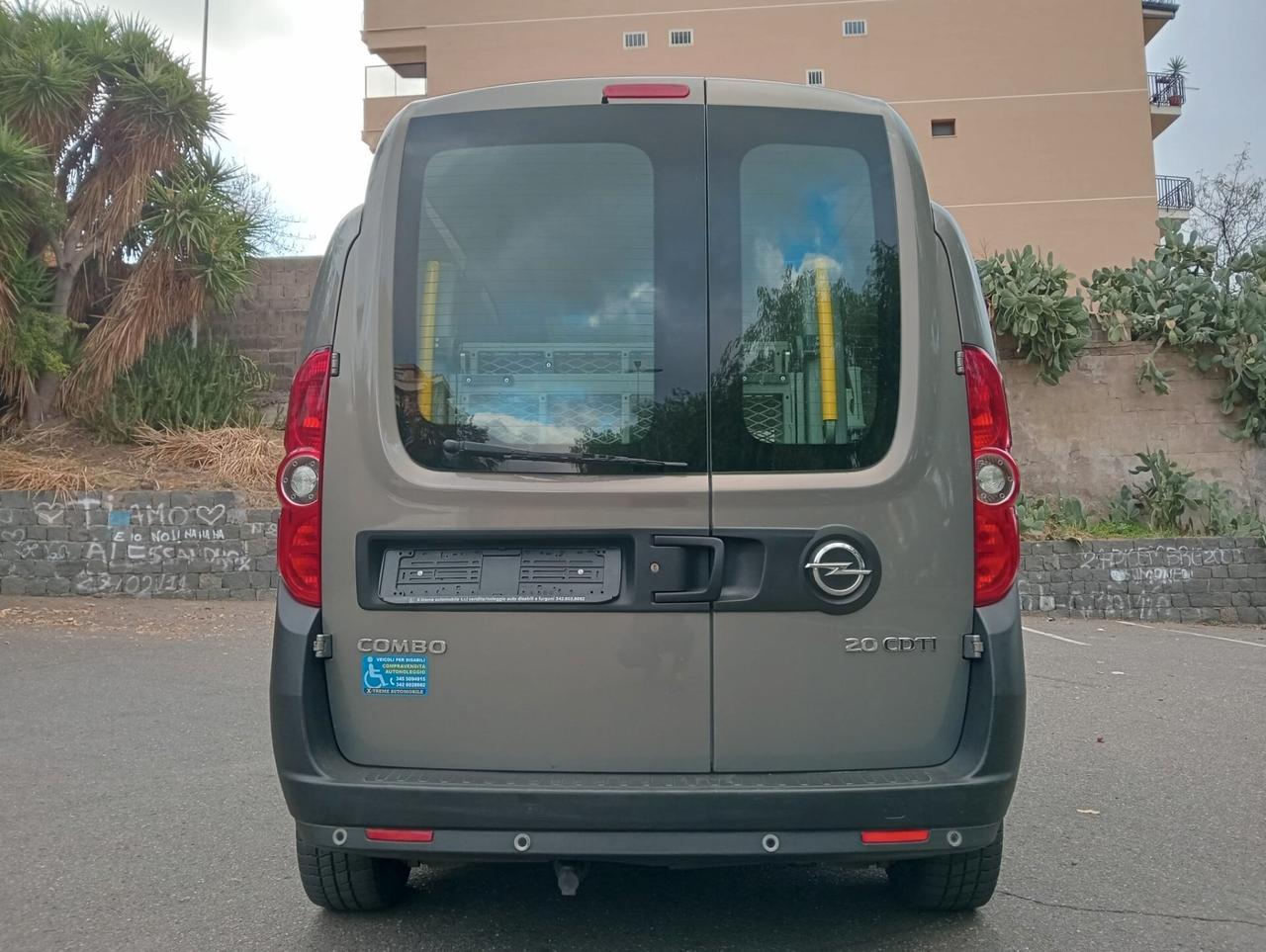 Opel Combo sollevatore elettrico trasporto disabili