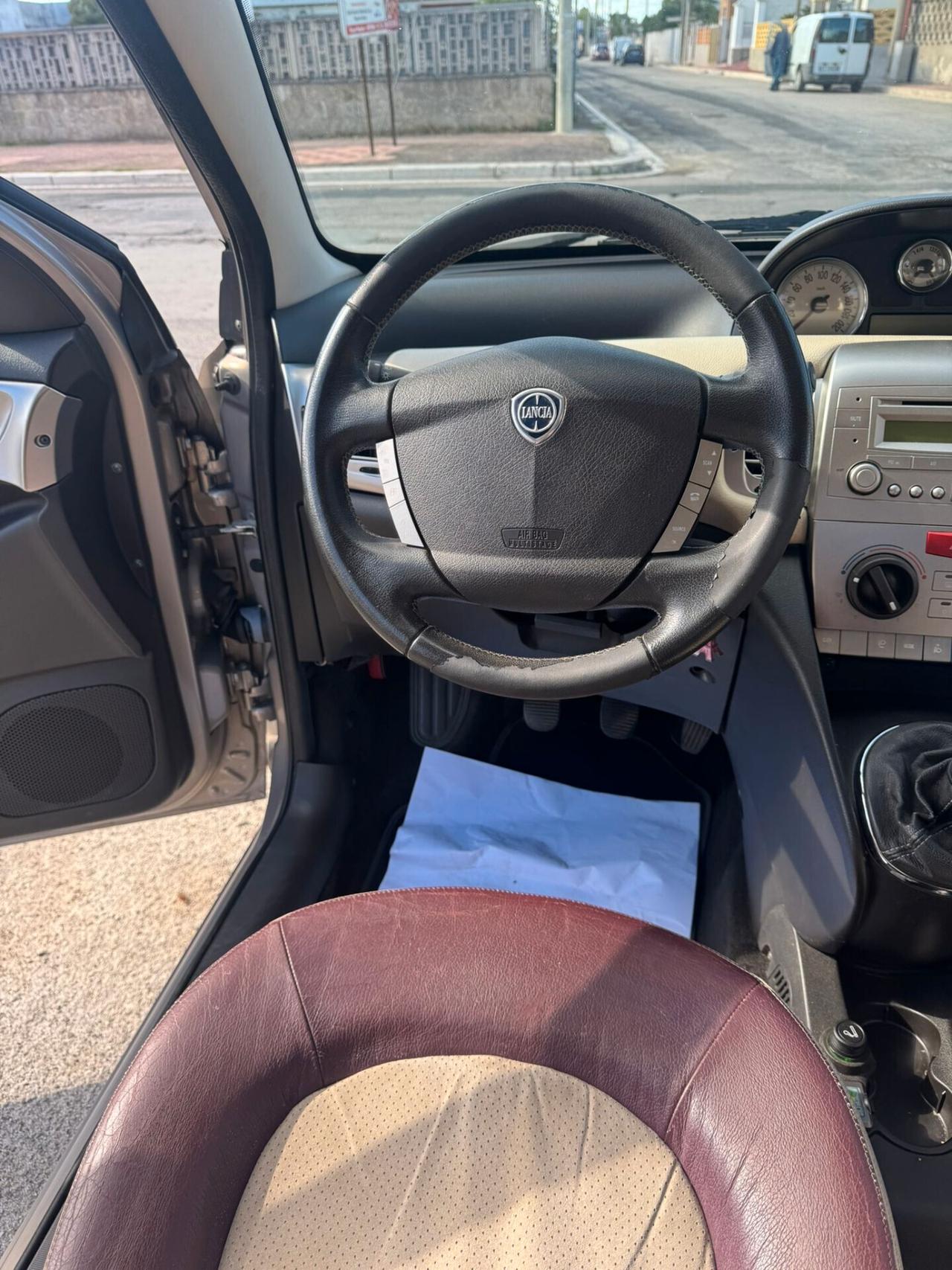 Lancia Ypsilon 1.3 MJT 75 CV Platino