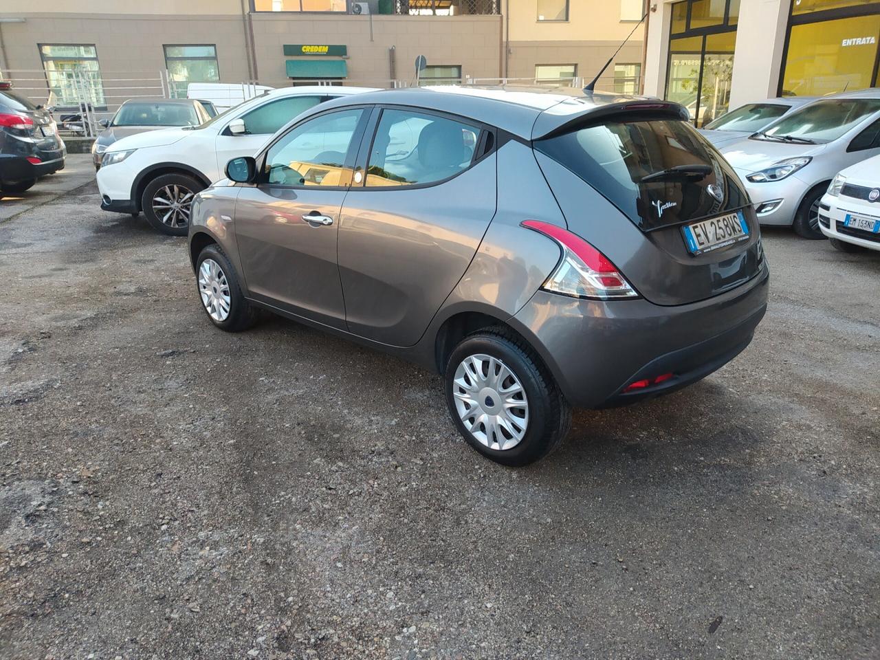 Lancia Ypsilon 0.9 TwinAir 85 CV 5 porte Metano Ecochic Silver Neopatentati