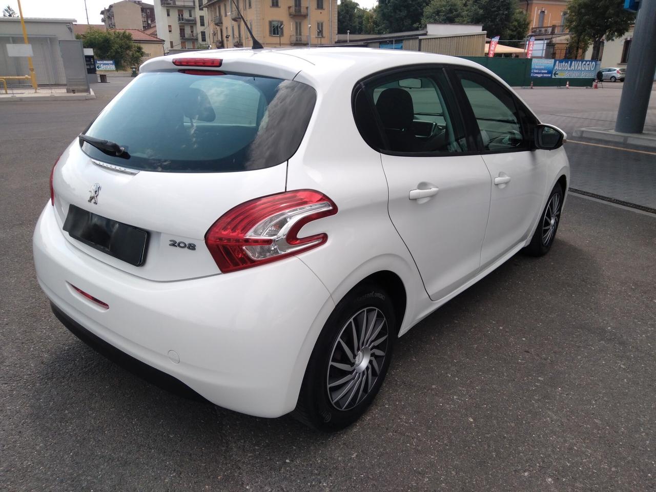 Peugeot 208 1.4 HDi 68 CV 5 porte Allure x neopatentati