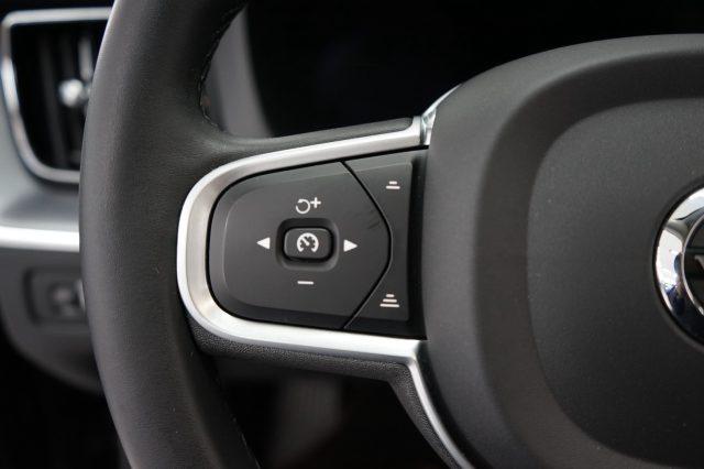 VOLVO XC60 B4 (d) AWD automatico Momentum Sport