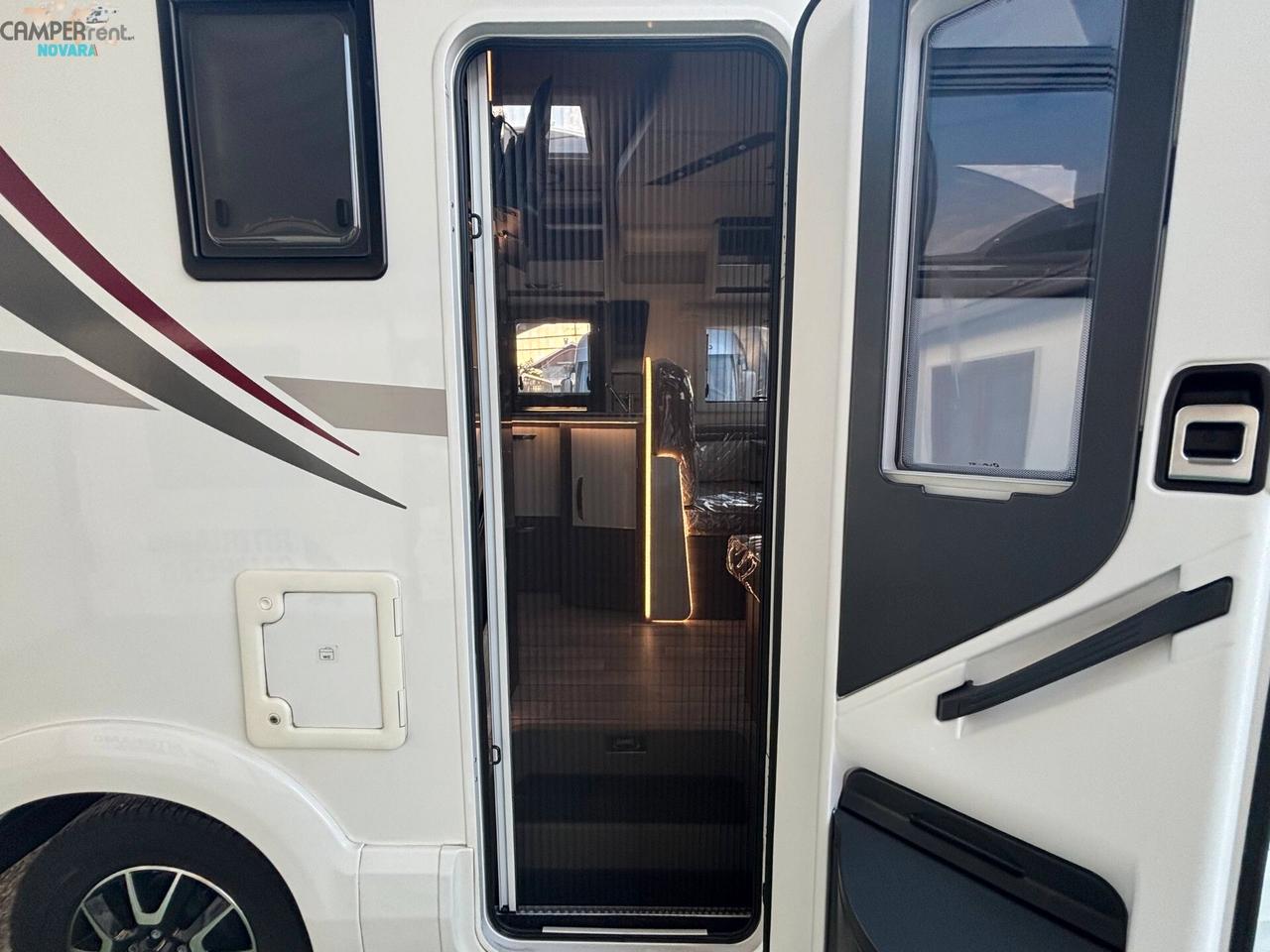MCLOUIS MC4 860G - Semintegrale con letto matrimoniale in coda e letto basculante