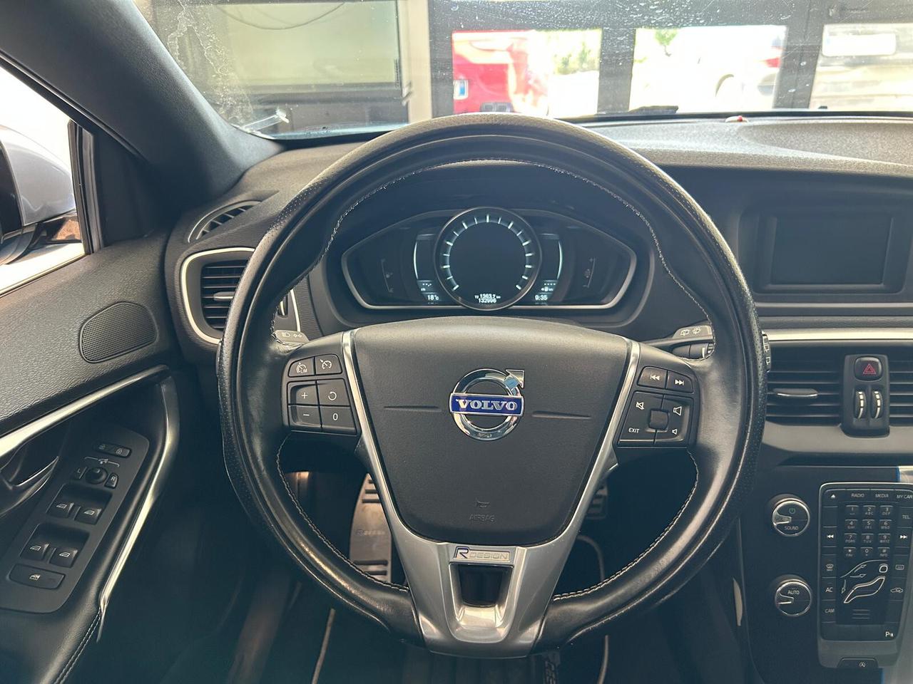 Volvo V40 T3 R-design