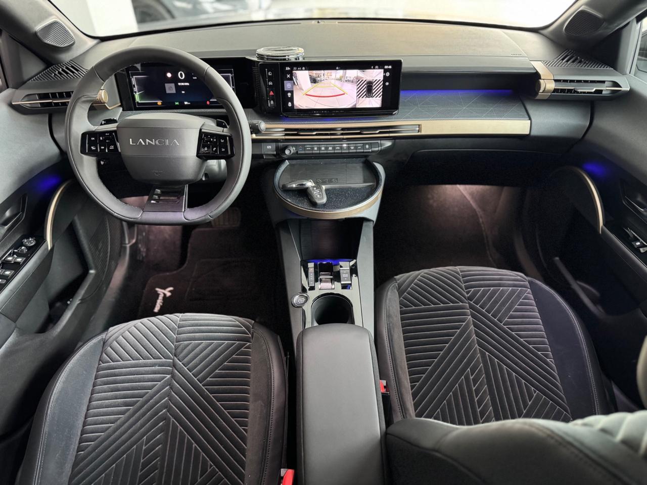 Lancia Ypsilon Hybrid e-DCT Edizione Cassina