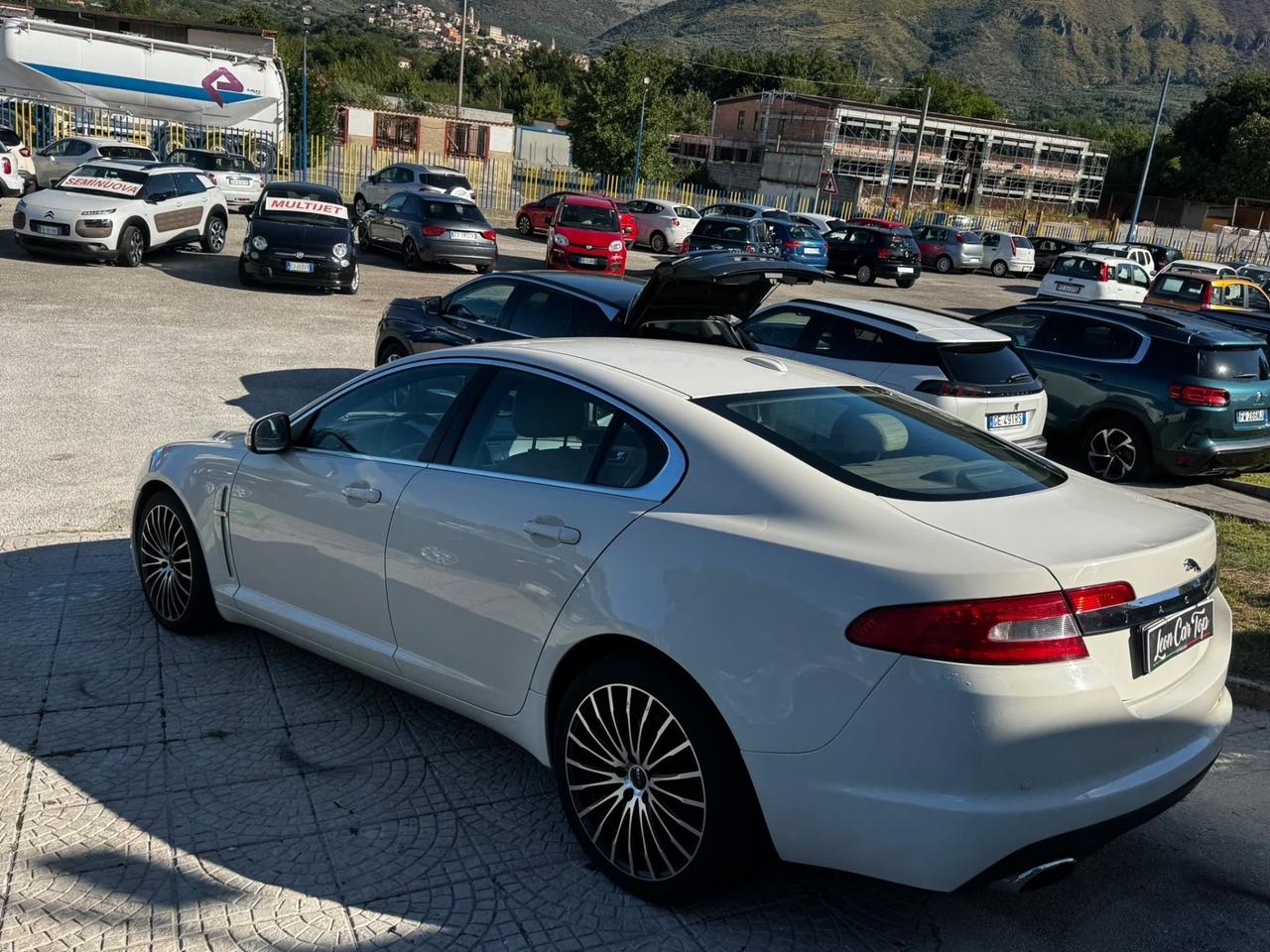 Jaguar XF 2.7D V6 Premium Luxury tagliandata e fatta distribuzione