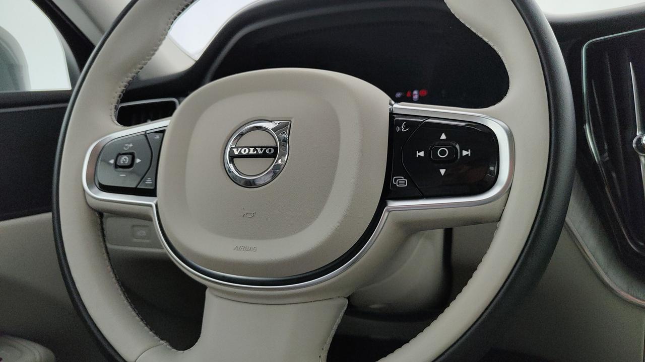 VOLVO XC60 2.0 b4 Momentum auto