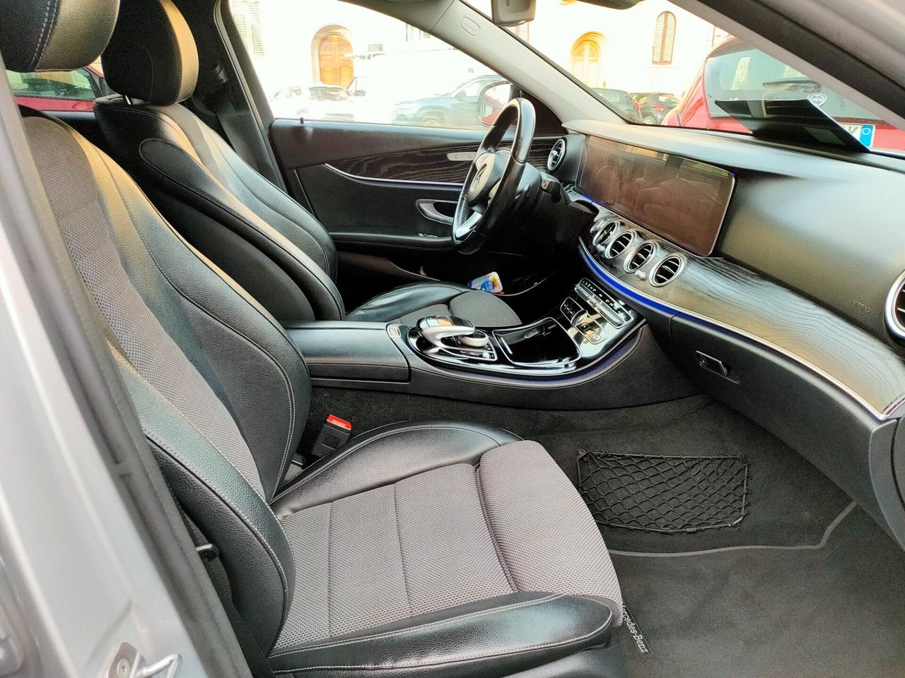 Mercedes-Benz E 220d Auto Premium Plus + Pack AMG