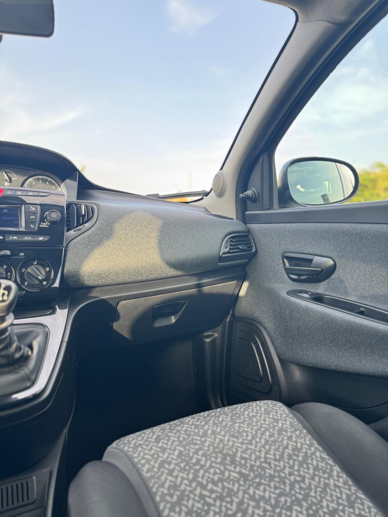 Lancia Ypsilon 1.0 FireFly 5 porte S&S Hybrid Ecochic Silver