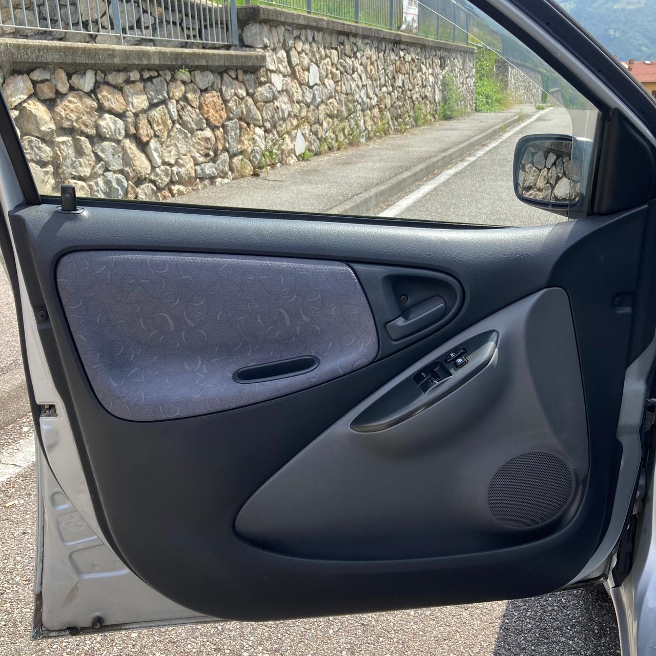 Toyota Yaris 1.0i 16V cat 5 porte Sol