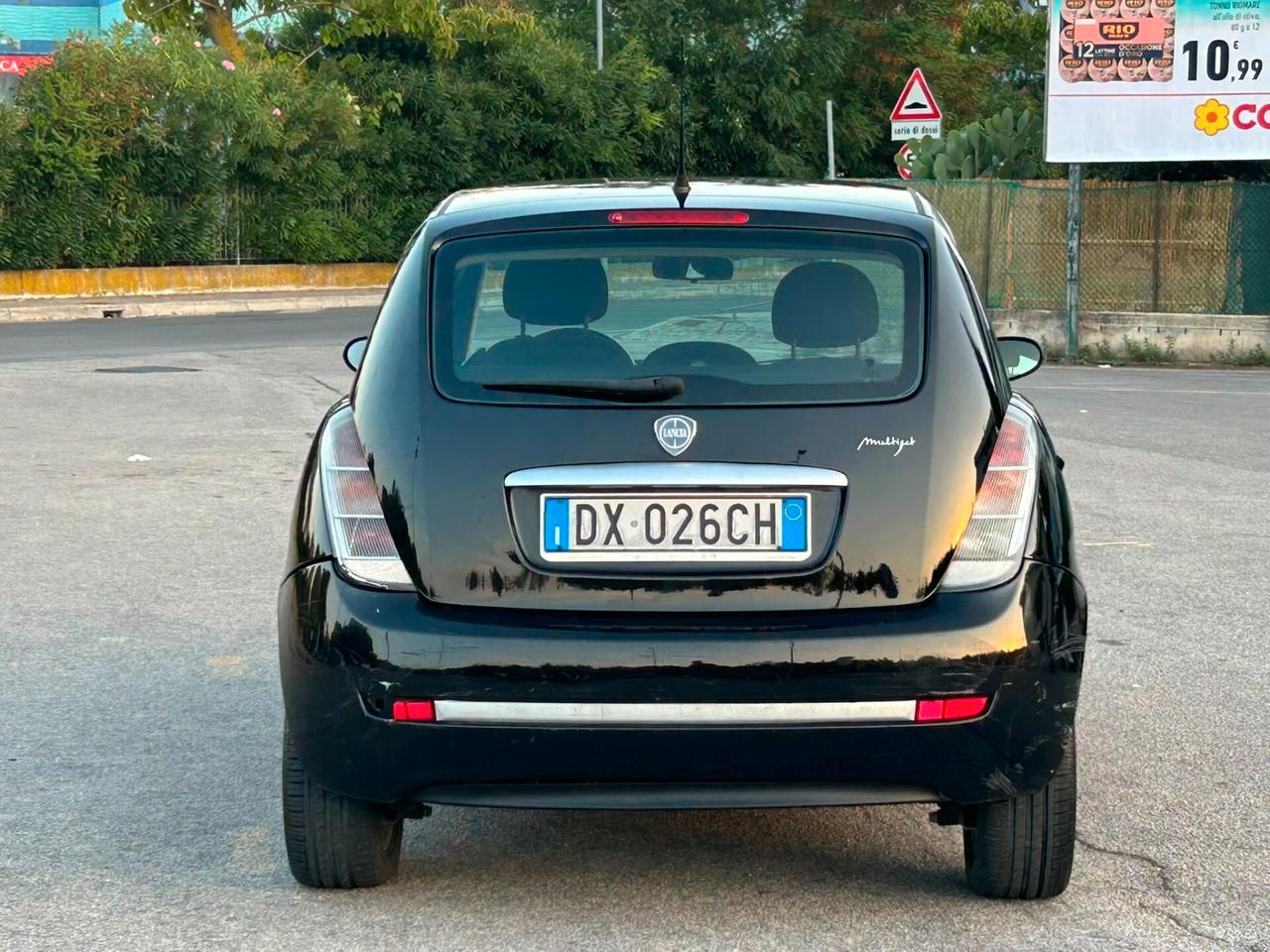 Lancia Ypsilon 1.3 MJT 75 CV Versus