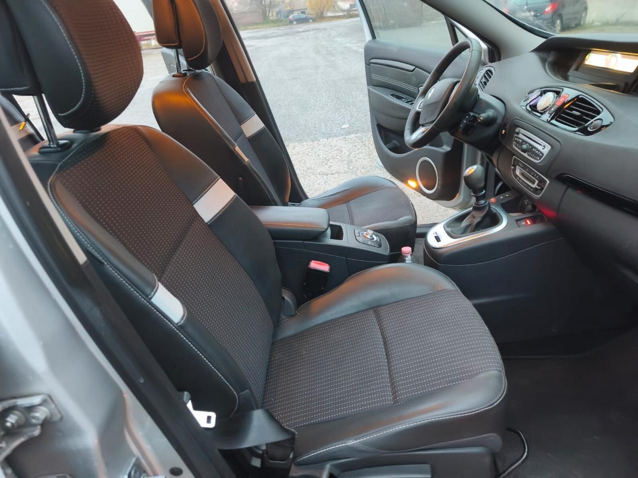 Renault Scenic 2012---1.5 Diesel