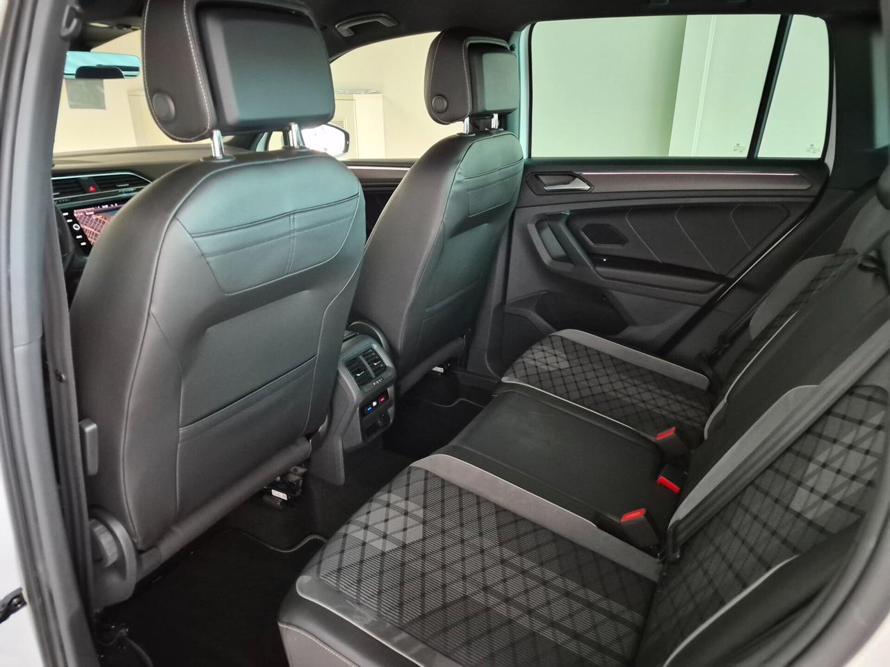 Volkswagen Tiguan 1.5 TSI R-LINE 150CV DSG LED NAVI C.19" APPLE CAR PLAY/ANDROID AUTO AMBIENT LIGHT KEYLESS ACC WIRELESS COCKPIT PRO