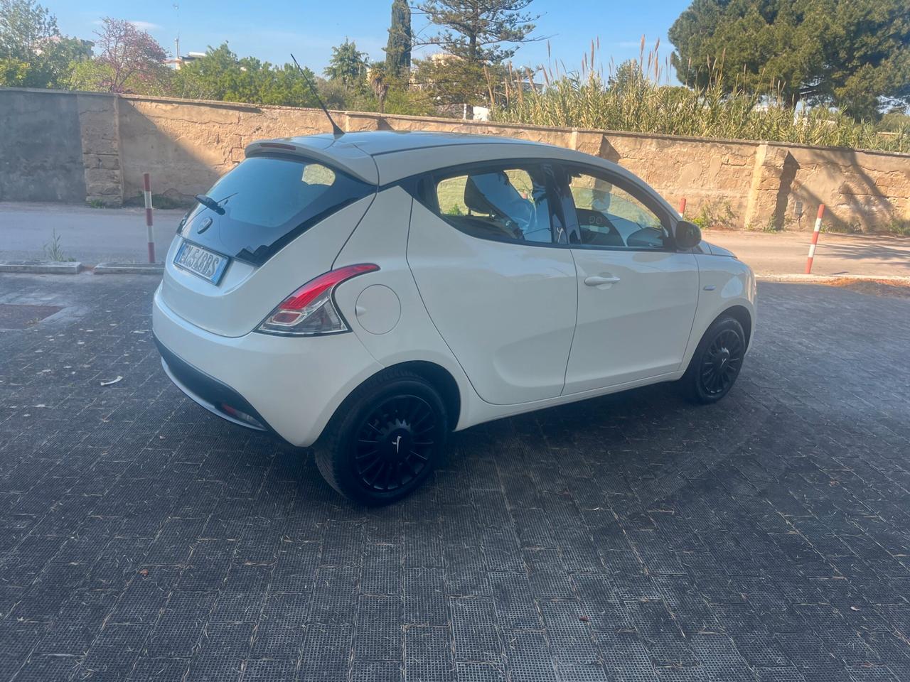 Lancia Ypsilon 1.2 69 CV 5 porte X NeoPatentati