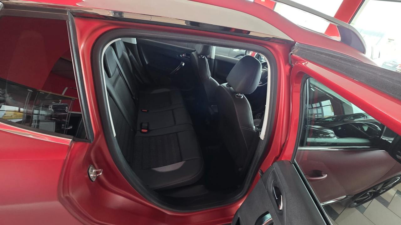Peugeot 2008 BlueHDi 120 S&S Allure Red matt