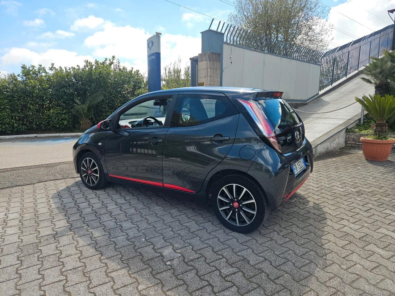 Toyota Aygo 1.0 VVT-i 69 CV 5 porte x-play TSS