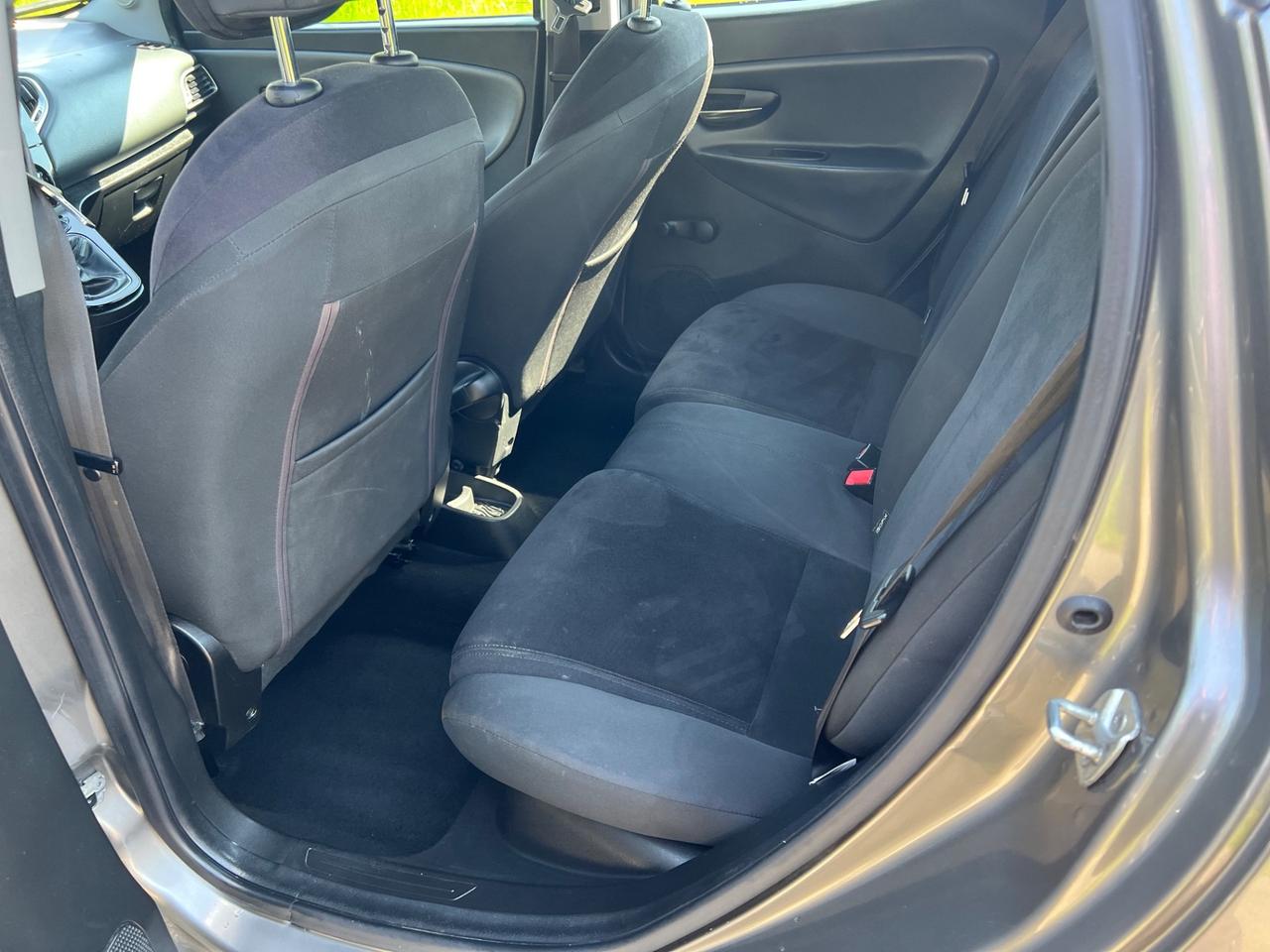 Lancia Ypsilon 0.9 TwinAir 85 CV 5 porte Metano Ecochic Silver