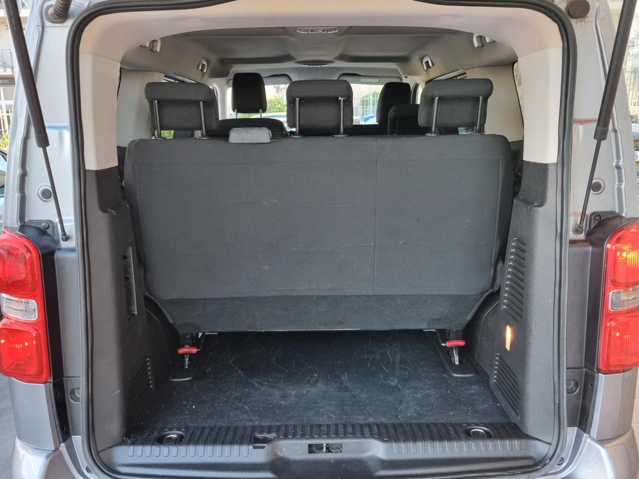 Peugeot TRAVELLER BLUEHDI 120 S&S BUSINESS STANDARD FP TRAVELLER BLUEHDI 120 S&S BUSINESS STANDARD FP