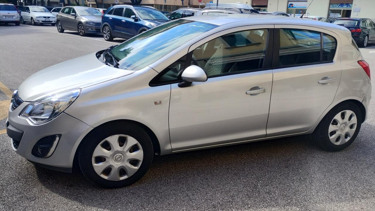 Opel Corsa 1.2 5 porte Club NEOPATENTATI
