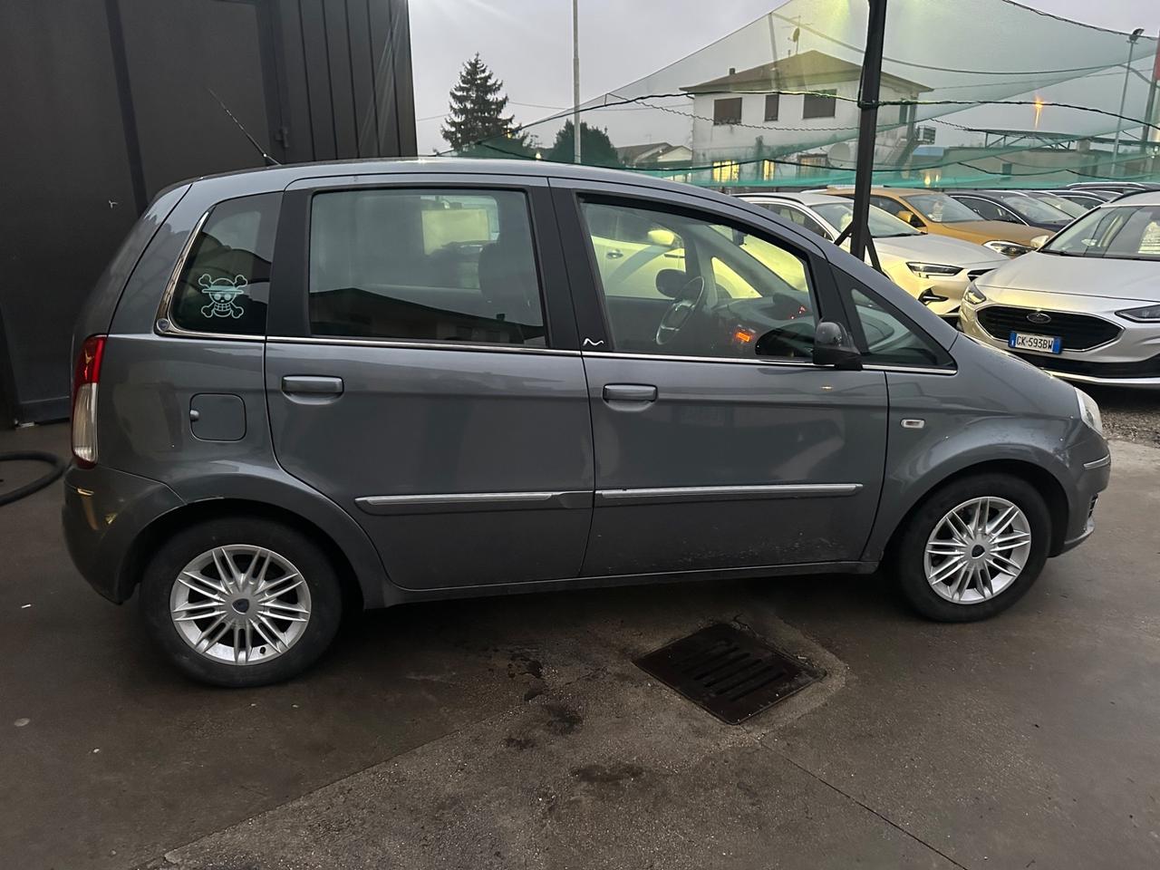 Lancia Ypsilon 1.3 MJT 75 CV Unyca