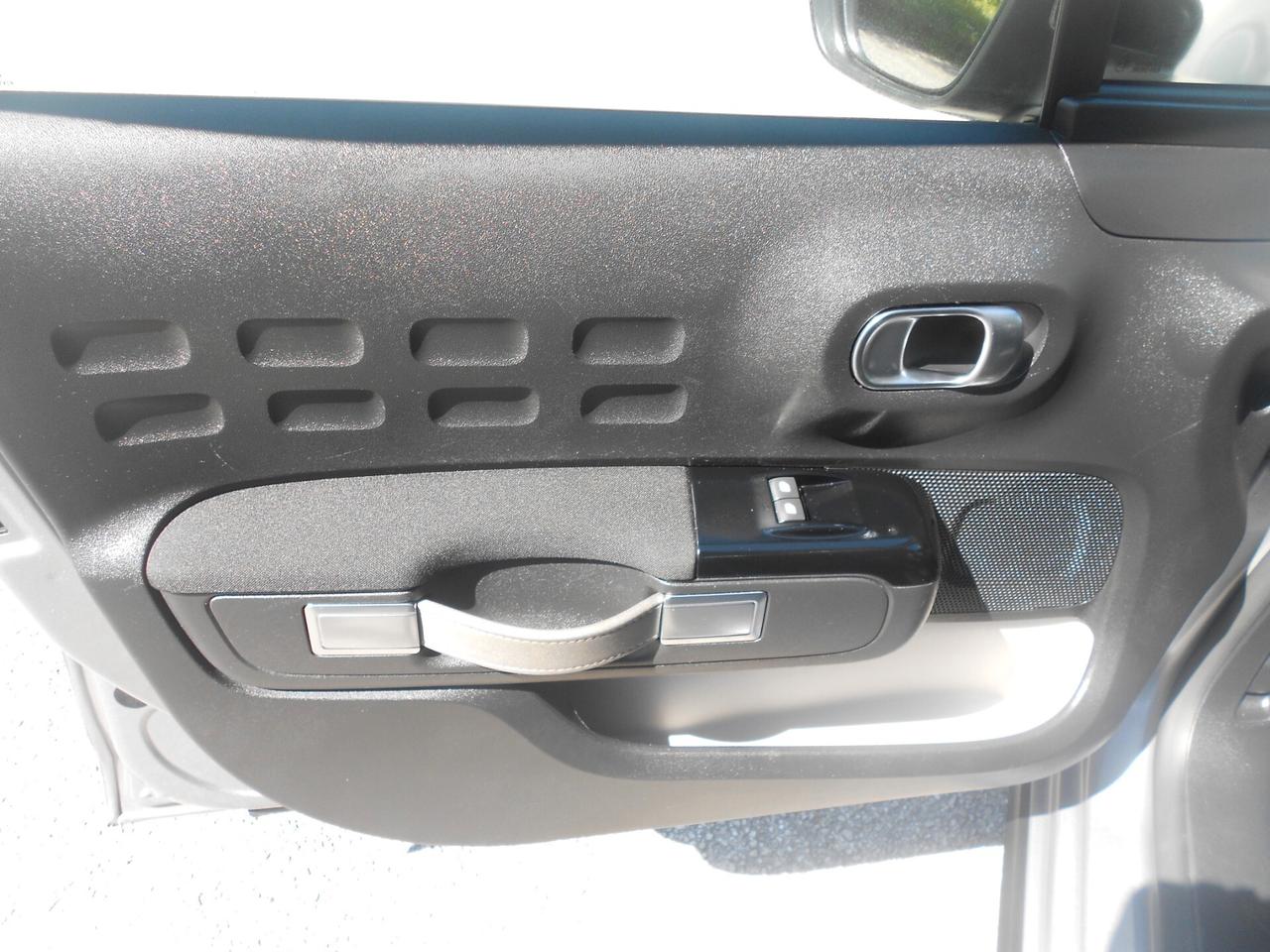 C3(my'23)1.2ie(BI-COLOR,LED,CRUISE,SENSORI)5posti