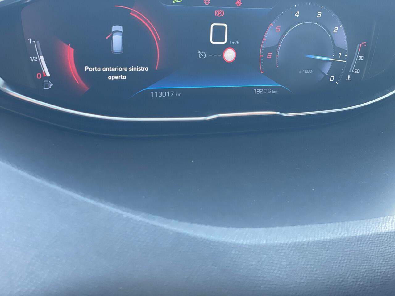 Peugeot 3008 BlueHDi cambio manuale sensori parcheggio ant-vetri privacy