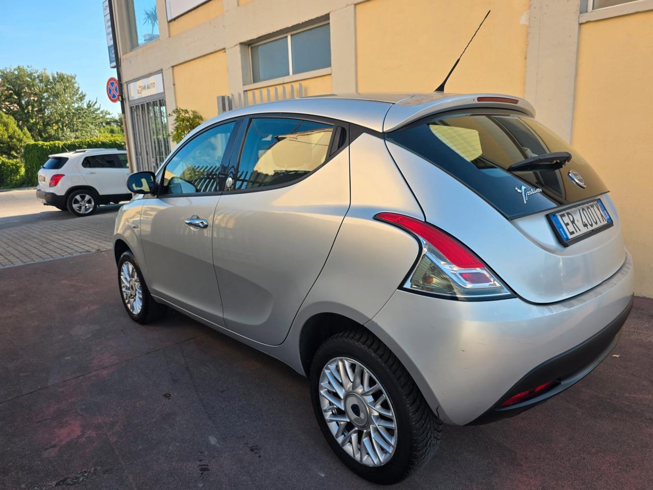 Lancia Ypsilon 0.9 TwinAir 85 CV 5 porte Metano Ecochic Elefantino