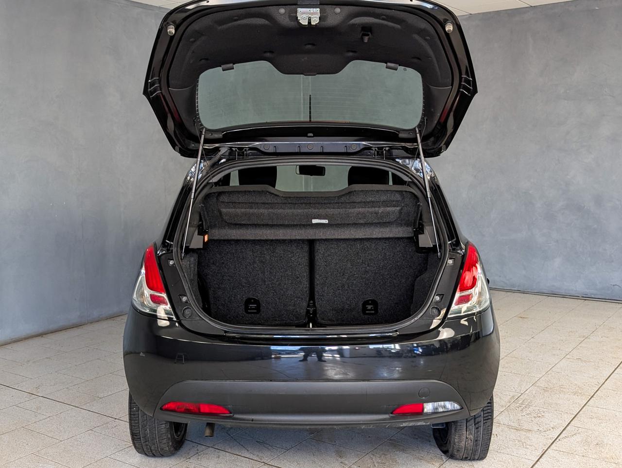 Lancia Ypsilon 1.0 Hybrid 70cv Silver