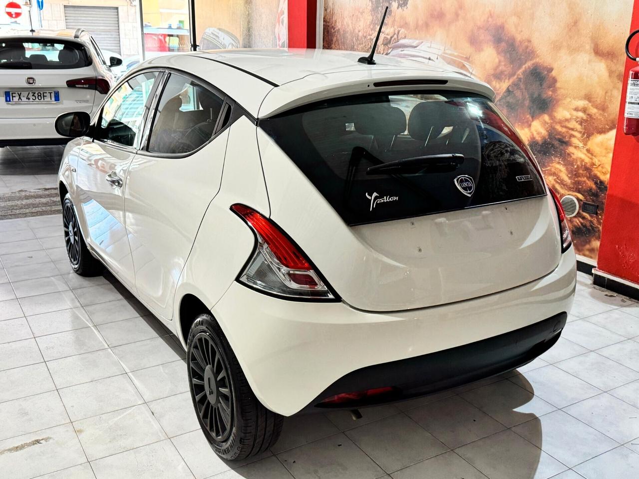 Lancia Ypsilon 1.0 FireFly 5 porte S&S Hybrid Silver