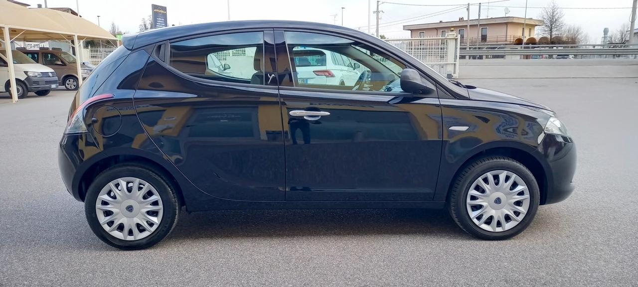 Lancia Ypsilon Benzina cc. 1.242 - 5 Porte 5 Posti SOLO 32.900 KM. PER NEOPATENTATI.