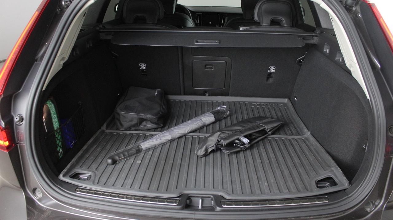 VOLVO N.V60 Plus Dark B4 AUT