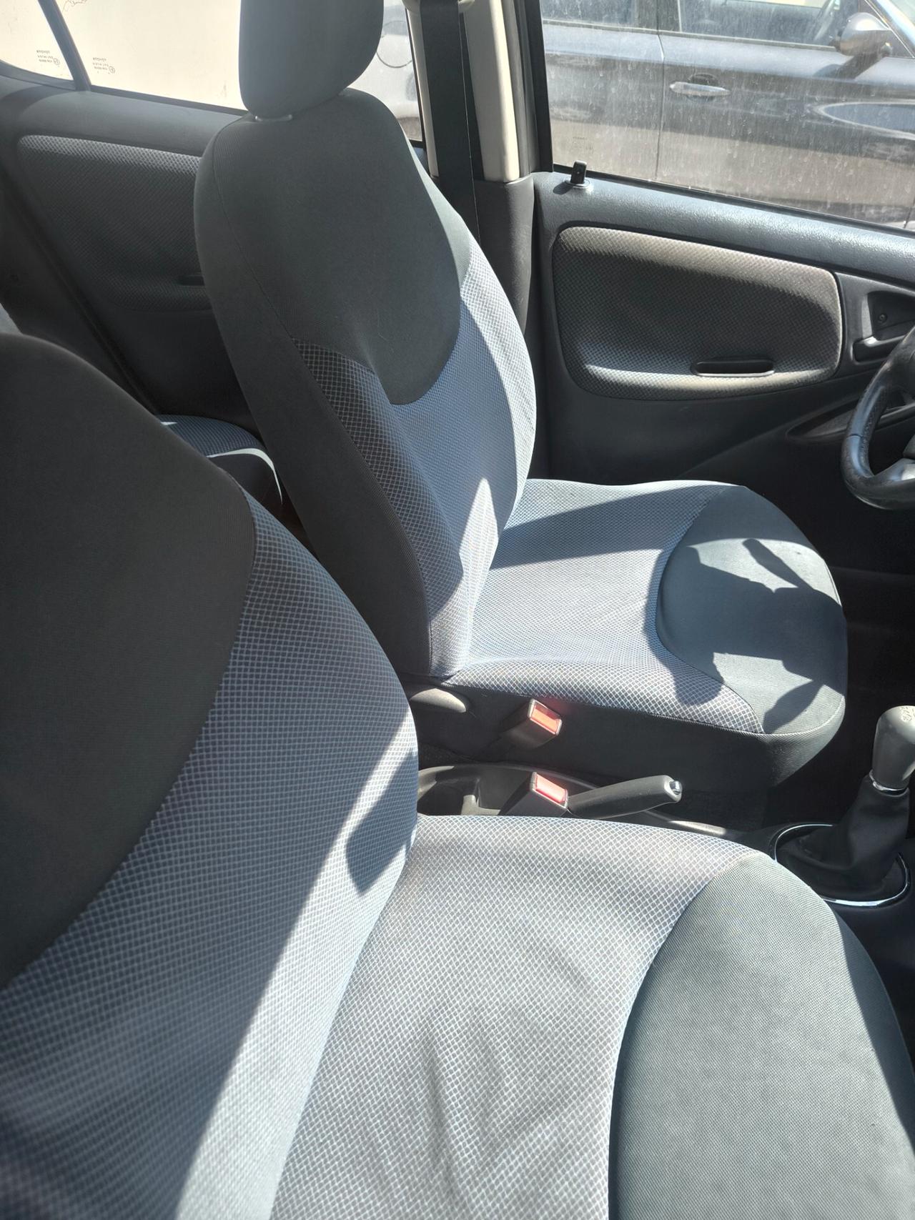 Toyota Yaris 1.0i 16V cat 5 porte Sol