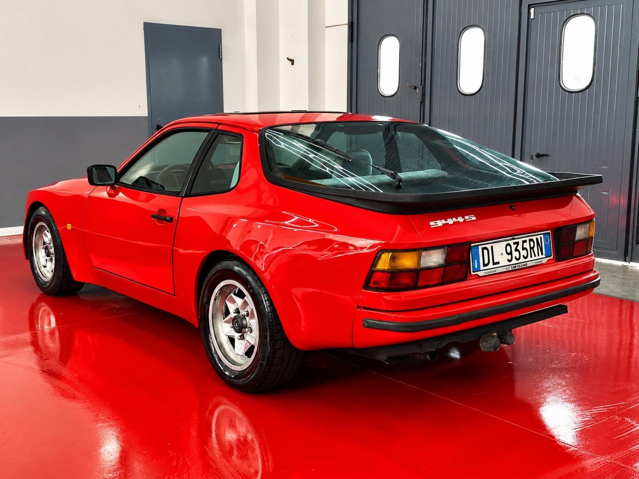 Porsche 944