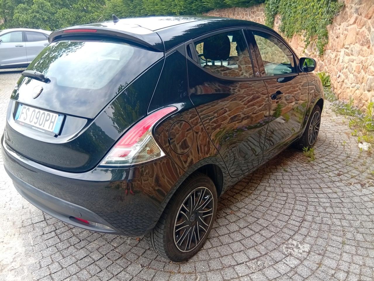Lancia Ypsilon 1.2 69 CV 5 porte GPL Ecochic Black and Noir
