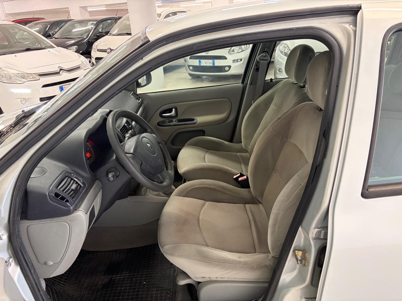 Renault Clio 1.2 16V cat 5 porte Privilège km 109.000 Nuova !