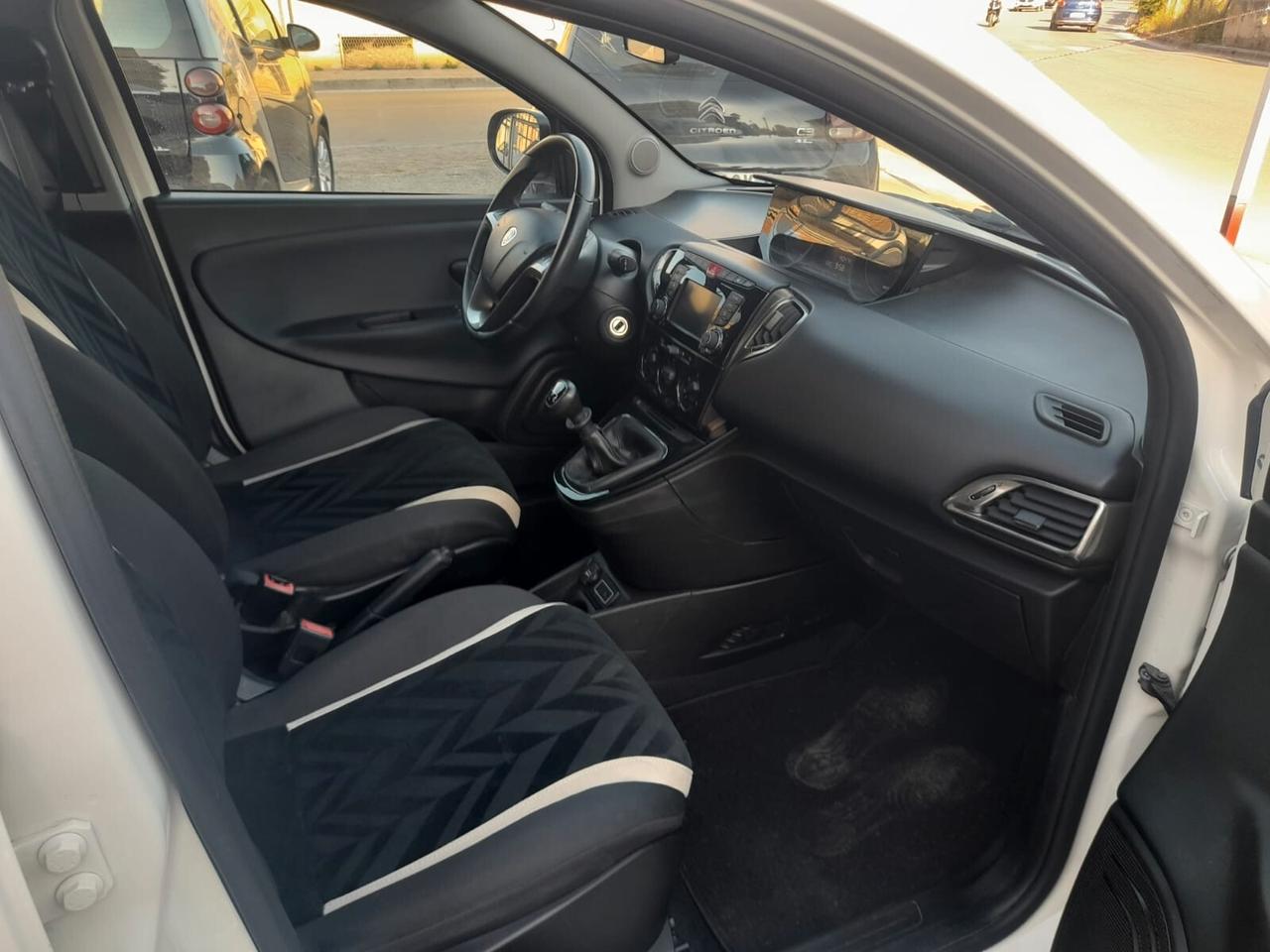 Lancia Ypsilon 1.2cc benzina 12 mesi garanzia-2017