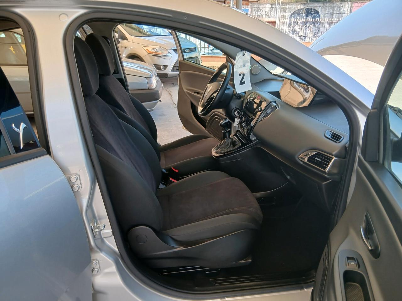 Lancia Ypsilon 1.2 69 CV 5 porte full 13