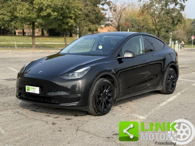 TESLA Model Y longe
