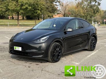TESLA Model Y longe