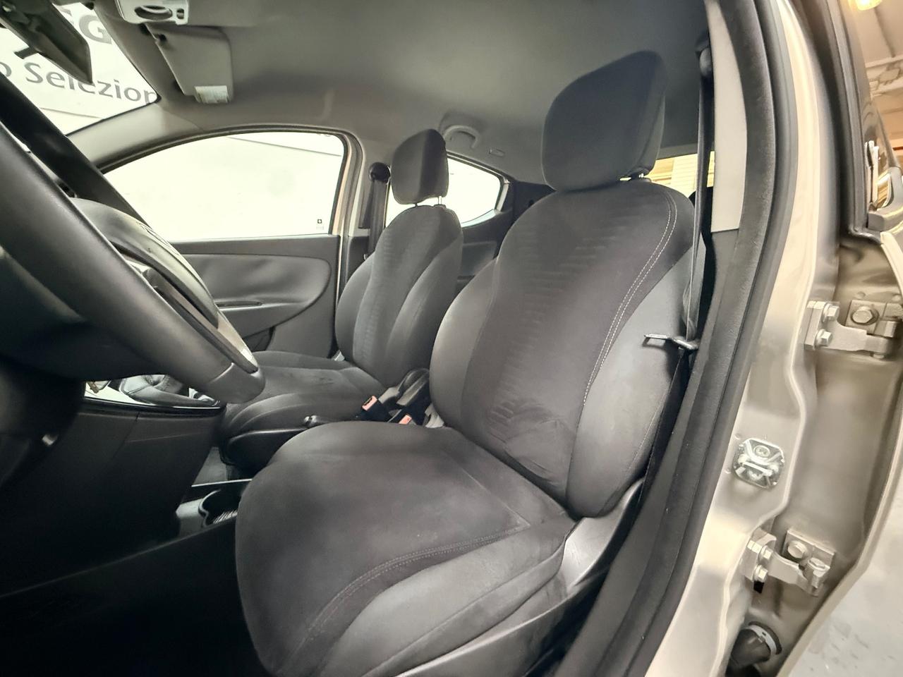 Lancia Ypsilon 1.2 69 CV 5 porte Silver 05/2014 Neopatentati