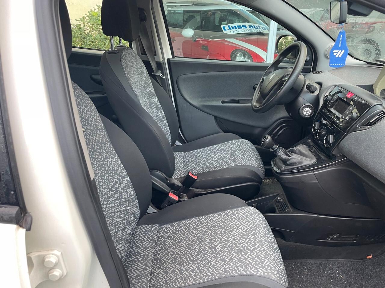 Lancia Ypsilon 1.0 FireFly 5 porte S&S Hybrid Ecochic Silver
