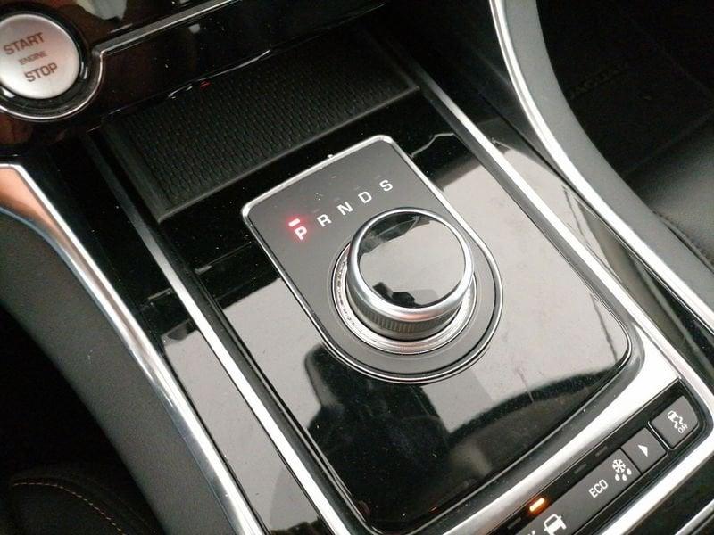 Jaguar XE 2.0d i4 Prestige 180cv auto my19