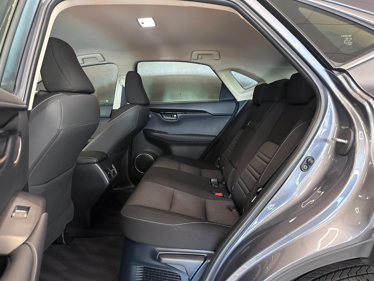 Lexus NX 300h 2.5 Business 2wd cvt