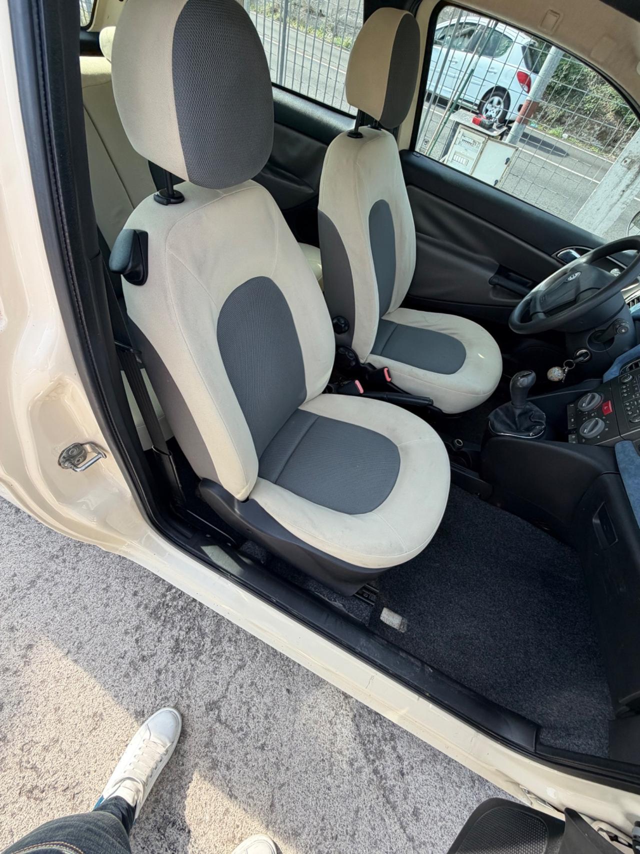 Lancia Ypsilon 1.3 MJT 75 CV Platino