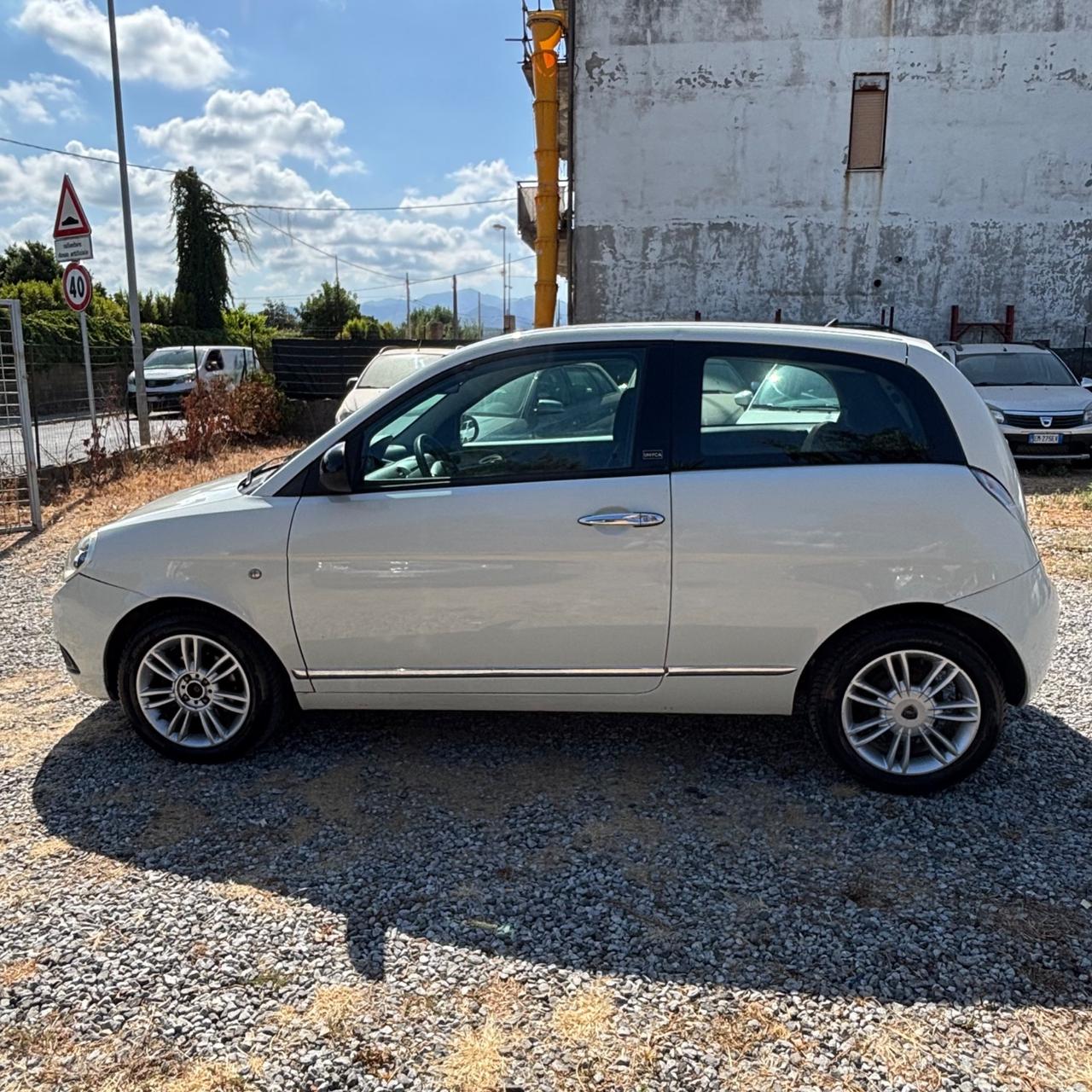 Lancia Ypsilon 1.3 MJT 75 CV Unyca