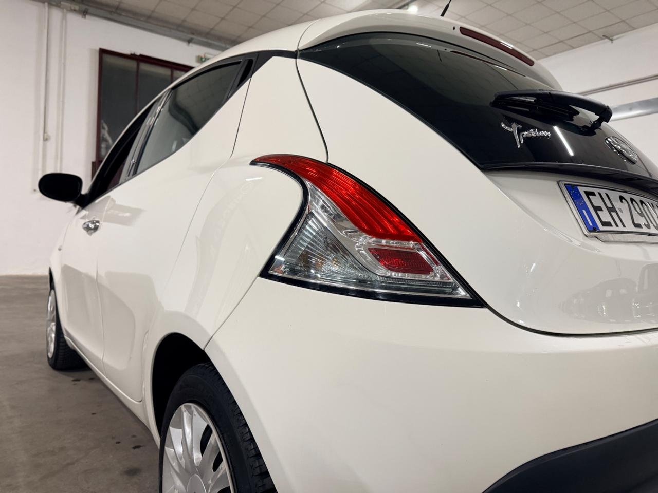 Lancia Ypsilon 1.2 69 CV 5 porte S&S Platinum